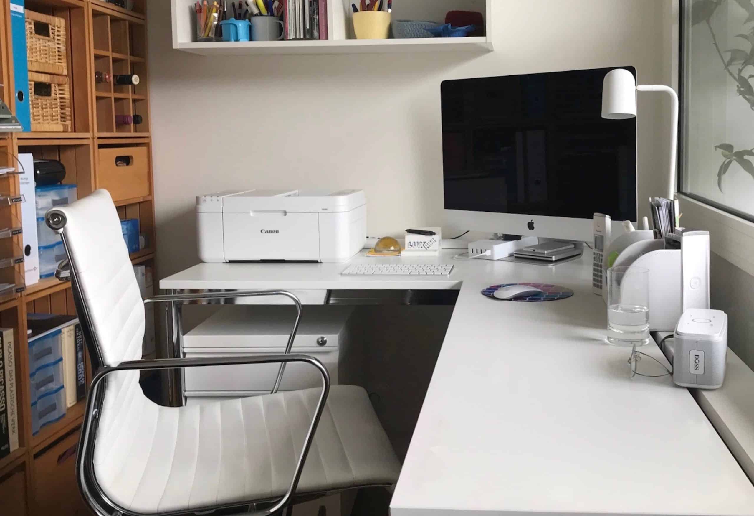 Bureau avec un ordinateur et une imprimante