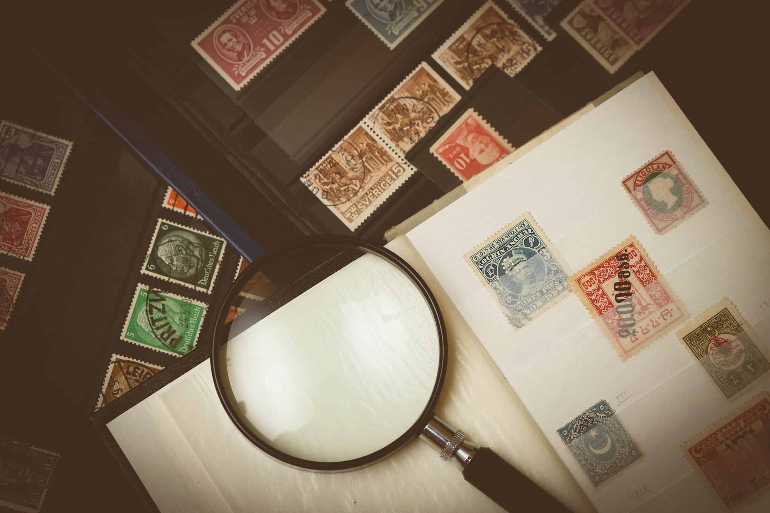 Collection de timbres avec une loupe