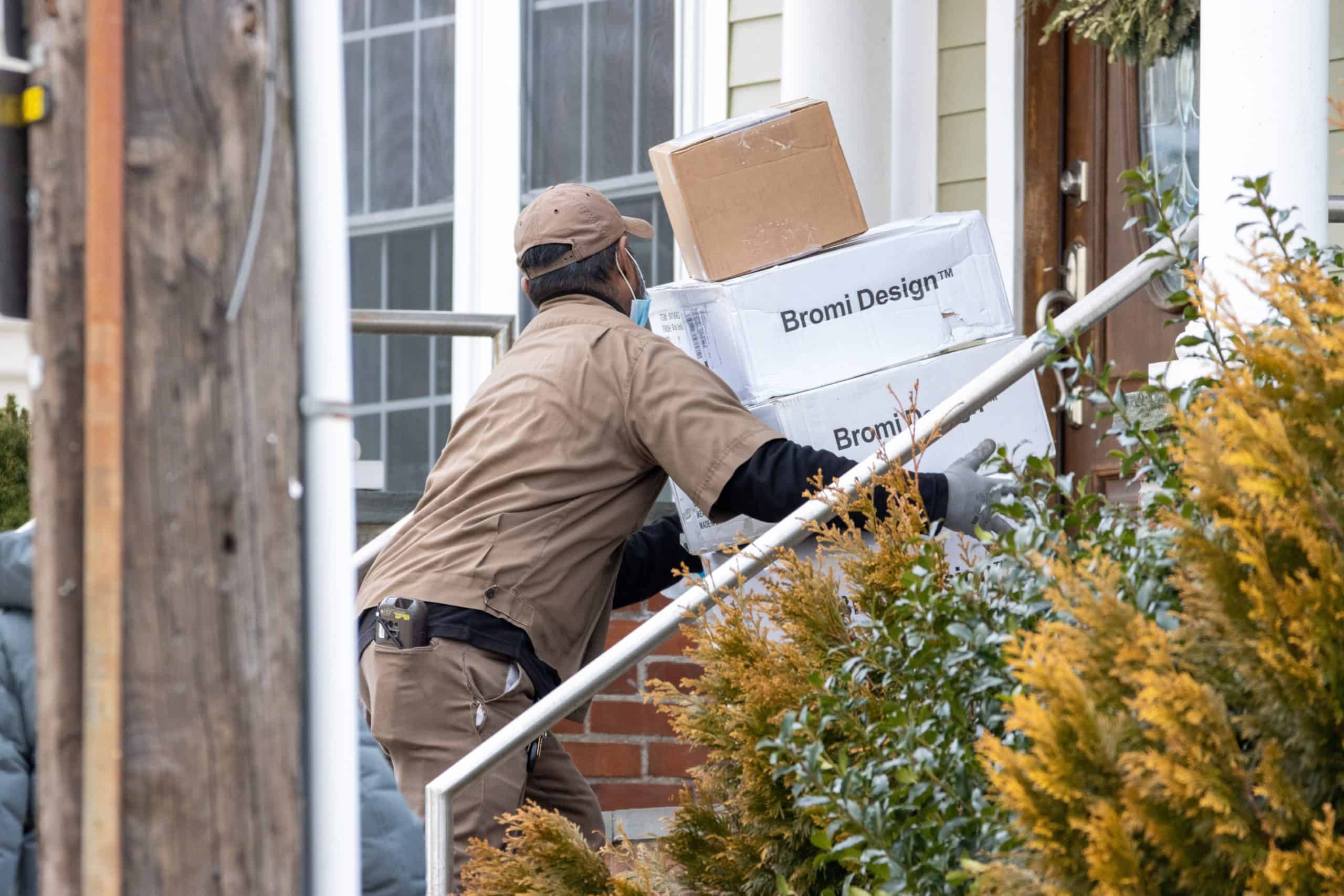 Livreur à la porte d'une maison