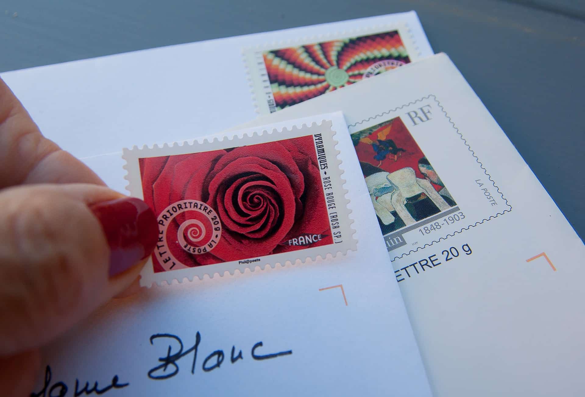 Coller un timbre sur une enveloppe