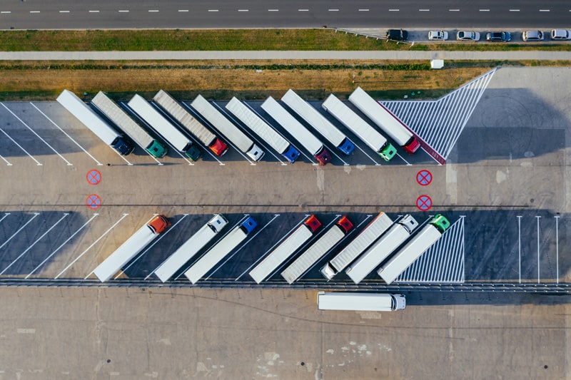 Vue aérienne avec des camions